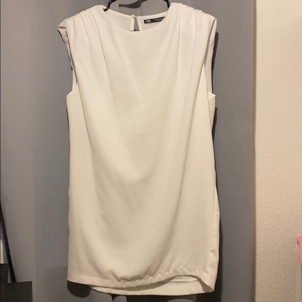 White shoulder pad dress. #Zara